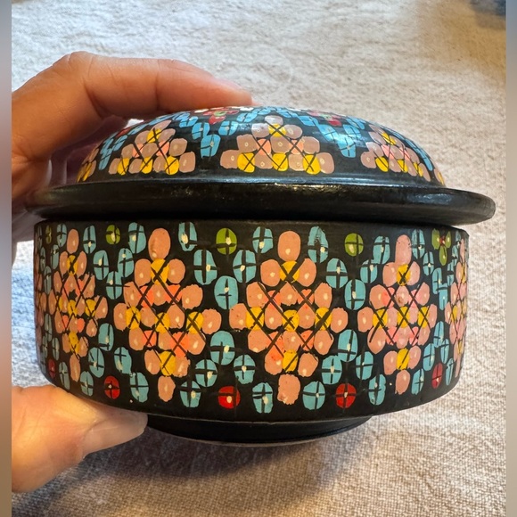 Ceramic hand painted trinket box - Picture 6 of 6